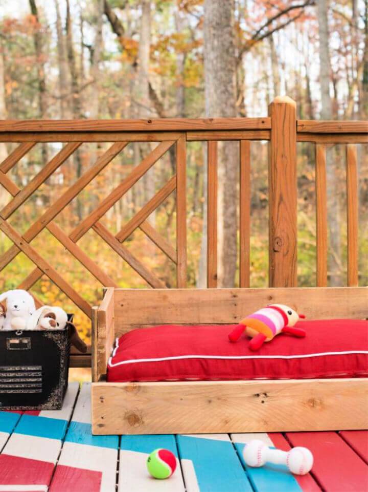 Cozy DIY Outdoor Pallets Dog Bed