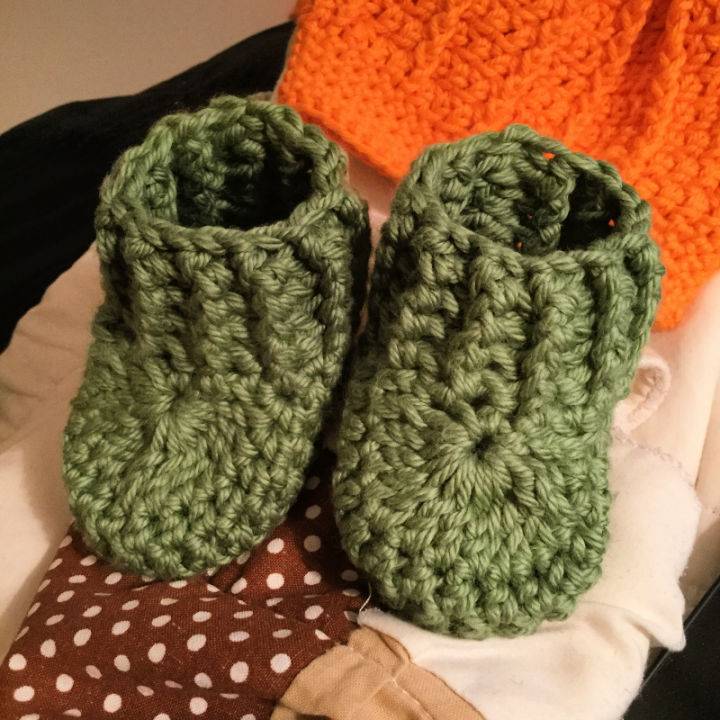 Crocheting Baby Booties in 10 Minutes