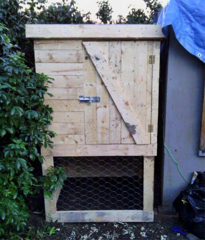Make a Chicken Coop From Pile Pallets