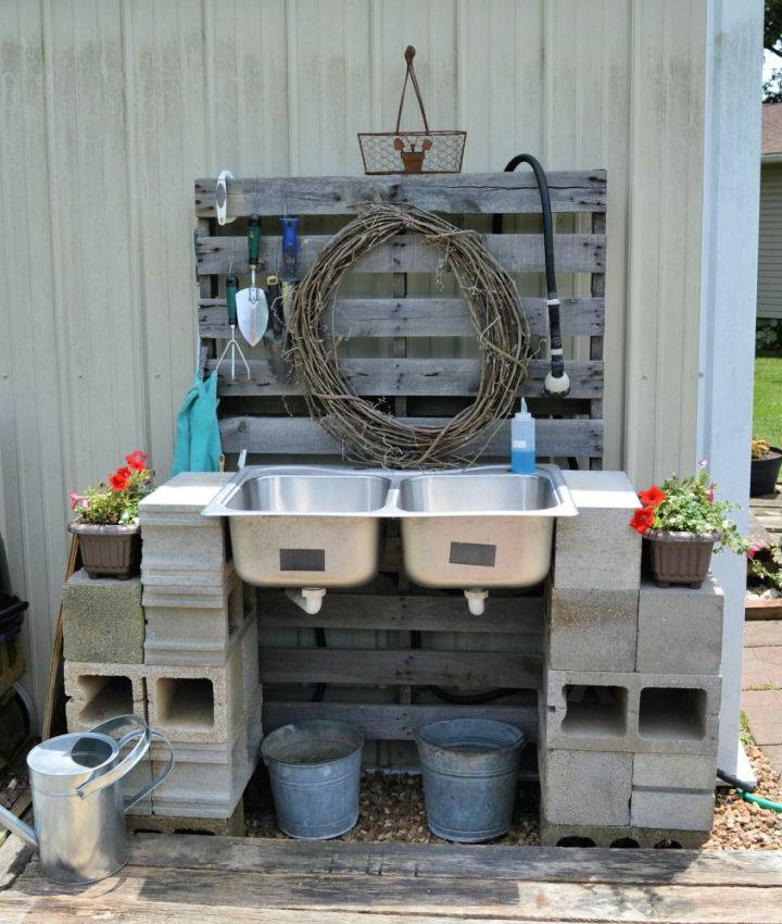 DIY Outdoor Sink Made With Cinder Blocks