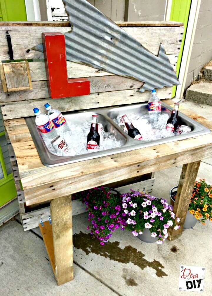 DIY Pallet Outdoor Drinking Station