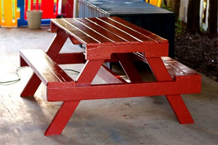 Make a Pallet Wood Picnic Table