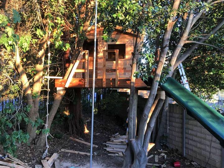 Making a Tree House Out Of Pallets