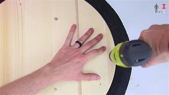 Drilling the Screws Straight in the Wood to Tire