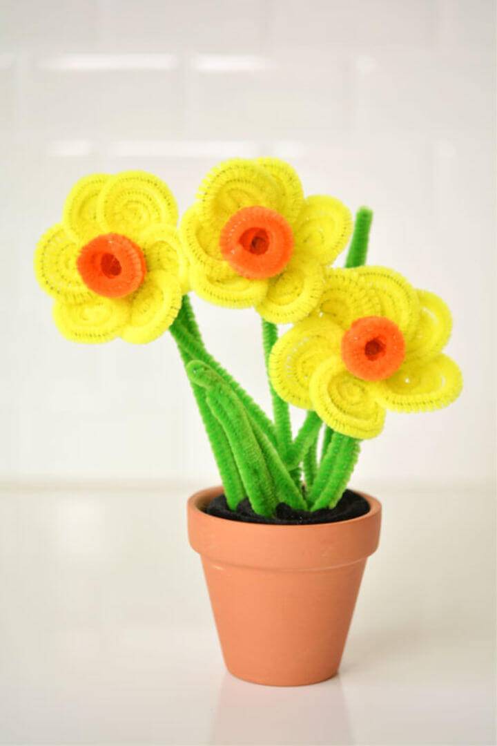 How to Make Pipe Cleaner Daffodils at Home