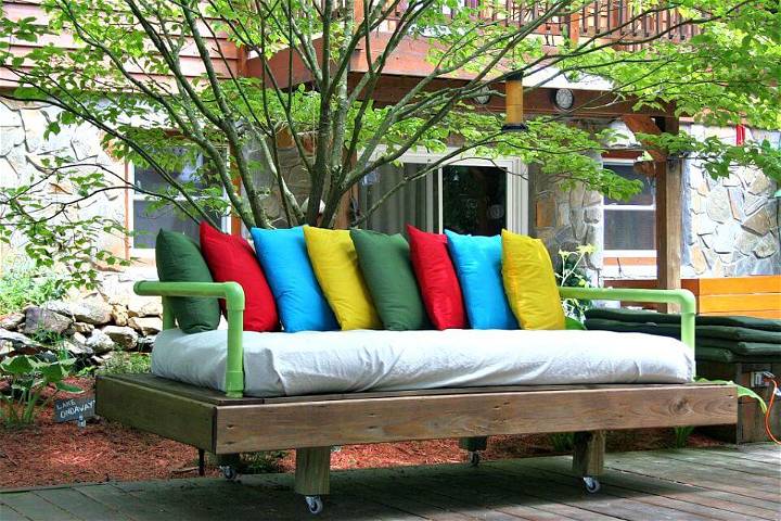 Make Your Own Pallet Daybed